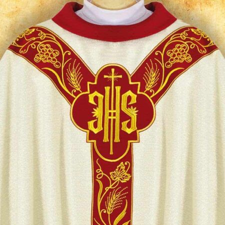 Chasuble brodée en couleur écrue avec le syNotre-Dameole IHS