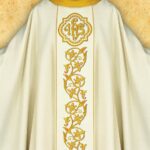 Chasuble brodée IHS écru