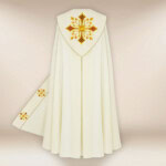 Chape liturgique brodée élégante avec des croix brodées