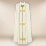 Chape liturgique brodée élégante avec des croix brodées