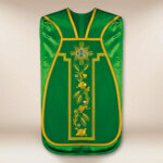Chasuble brodée romaine IHS verte