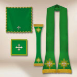 Chasuble brodée romaine IHS verte