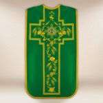Chasuble brodée romaine IHS verte