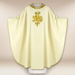 Chasuble liturgique avec broderie IHS