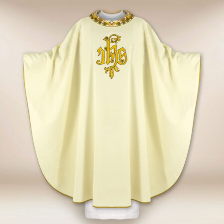 Chasuble liturgique avec broderie IHS