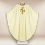 Chasuble liturgique avec broderie IHS
