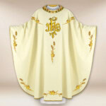 Chasuble liturgique avec broderie IHS