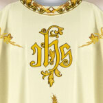 Chasuble liturgique avec broderie IHS