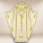 Chasuble liturgique avec broderie IHS