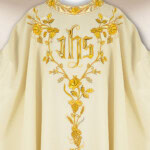 Chasuble liturgique avec broderie IHS