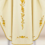 Chasuble liturgique avec broderie IHS