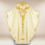 Chasuble liturgique avec broderie IHS