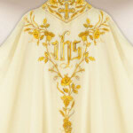 Chasuble liturgique avec broderie IHS
