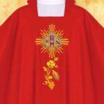 Chasuble brodée IHS rouge