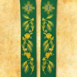 Étole brodée liturgique IHS verte