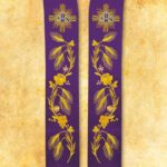 Étole brodée liturgique IHS violette