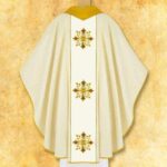 Chasuble liturgique brodée en couleur écrue