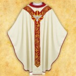 Chasuble liturgique ecru avec motif brodé de l'Esprit Saint