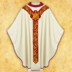 Chasuble brodée en couleur écrue avec le syNotre-Dameole IHS