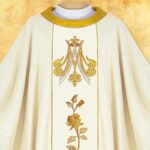 Chasuble liturgique mariale brodée écrue