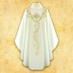 Chasuble brodée IHS écru