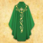 Chasuble brodée IHS verte