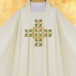 Chasuble brodée liturgique avec motif de croix