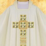 Chasuble brodée liturgique avec croix