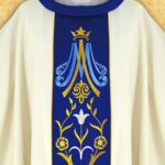 Chasuble liturgique brodée mariale à un bon prix