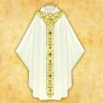 Chasuble brodée écrue avec une bande dorée