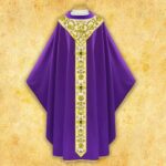 Chasuble brodée violette avec bande dorée