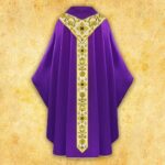 Chasuble brodée violette avec bande dorée