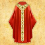 Chasuble brodée rouge avec une bande dorée