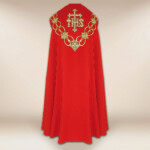 Chape liturgique rouge IHS
