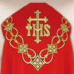 Chape liturgique rouge IHS
