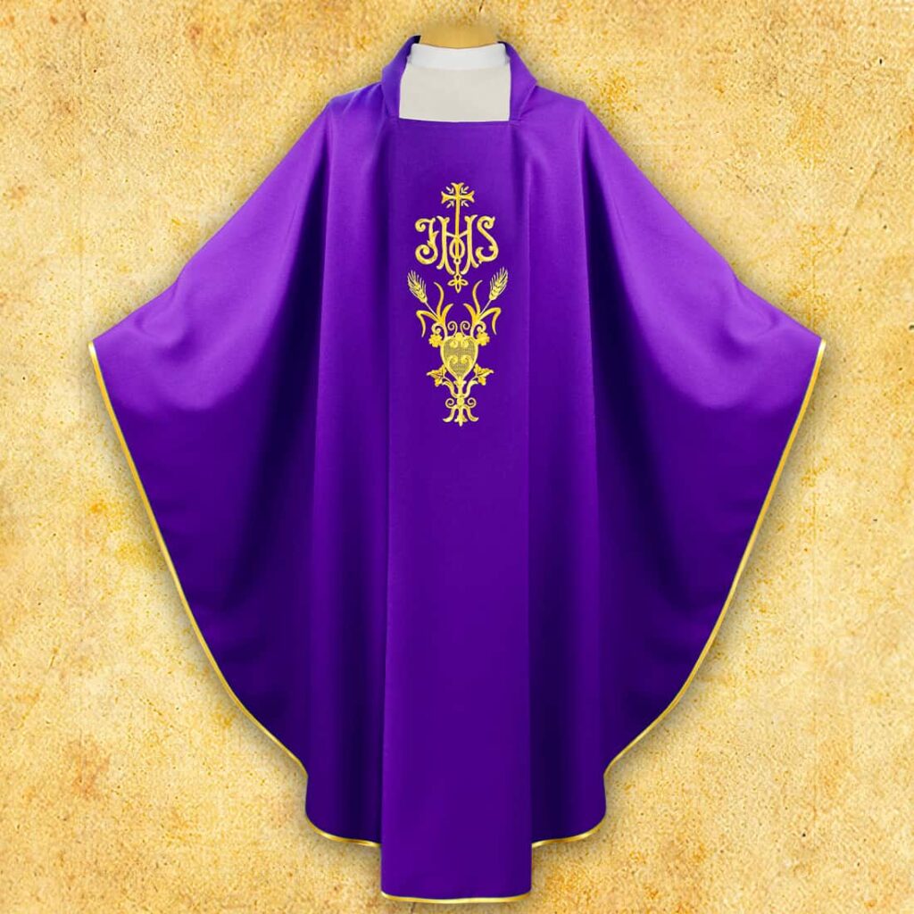 Chasuble brodée avec IHS violet
