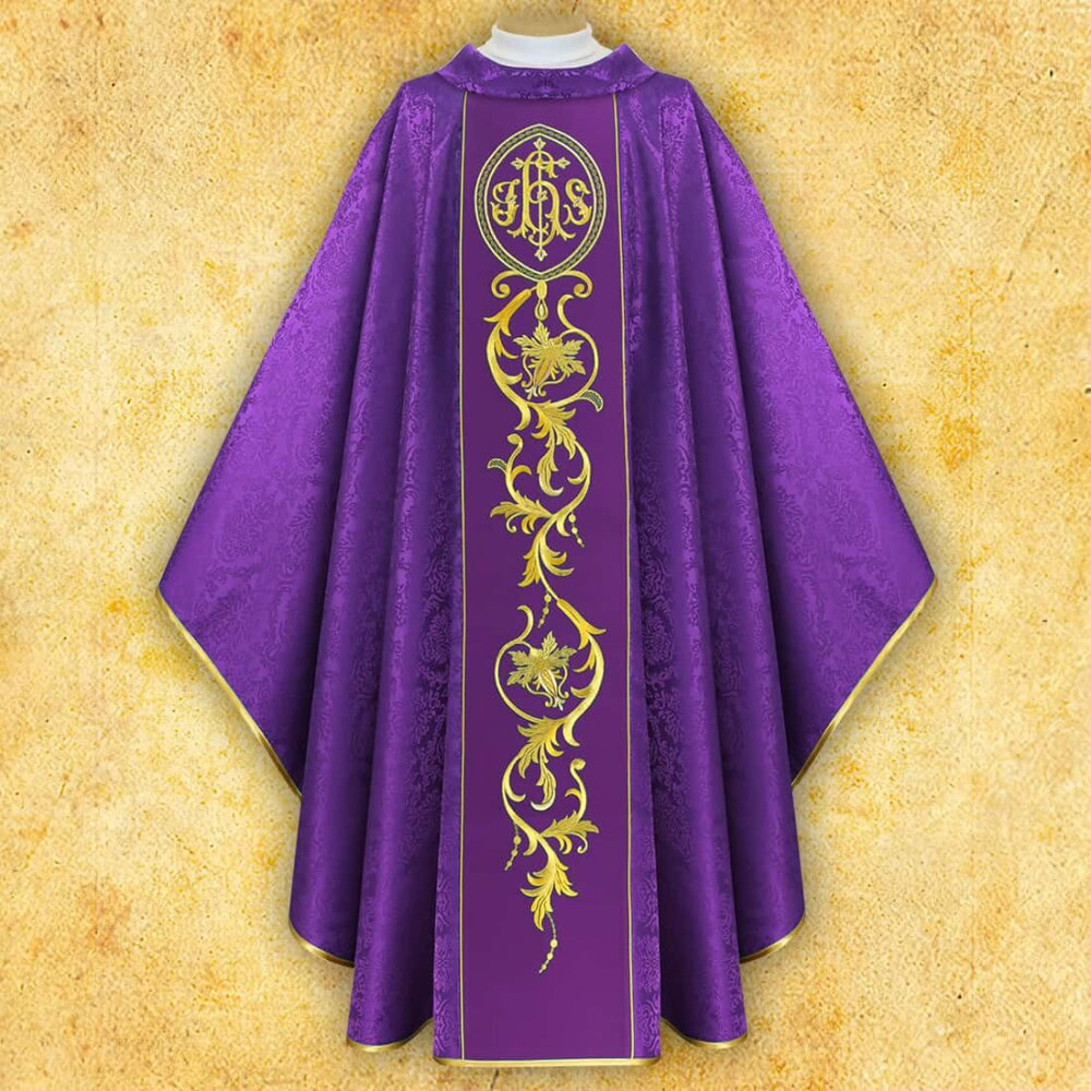 Chasuble violette avec ceinture brodée