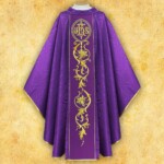 Chasuble violette avec ceinture brodée