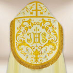 chape liturgique brodée avec monogramme IHS
