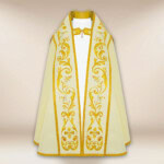 chape liturgique brodée avec monogramme IHS