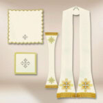 Chasuble brodée romaine IHS écru