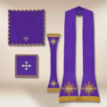 Chasuble brodée romaine IHS violette