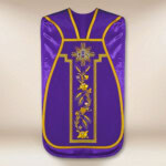 Chasuble brodée romaine IHS violette