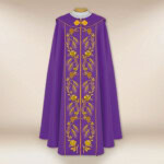 chape brodée IHS violette