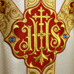 Chasuble liturgique brodée ecru avec le syNotre-Dameole IHS