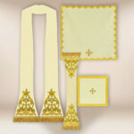 Chasuble brodée romaine écrue avec IHS