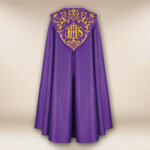 Chape brodée violette IHS