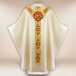 Chasuble liturgique brodée ecru avec le syNotre-Dameole IHS