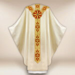 Chasuble liturgique brodée ecru avec le syNotre-Dameole IHS