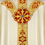 Chasuble liturgique brodée ecru avec le syNotre-Dameole IHS